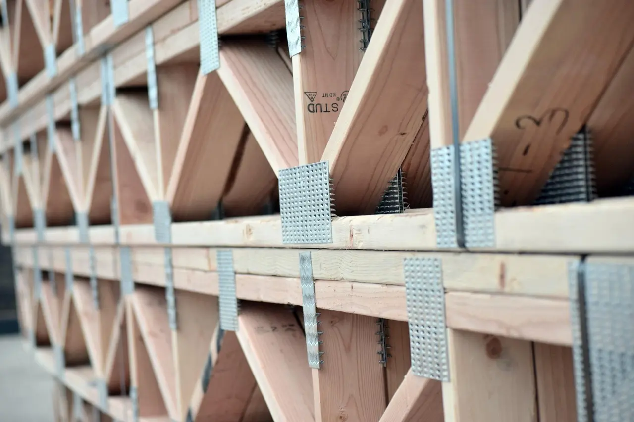 Detalje af en trækonstruktion samlet med metalbeslag
